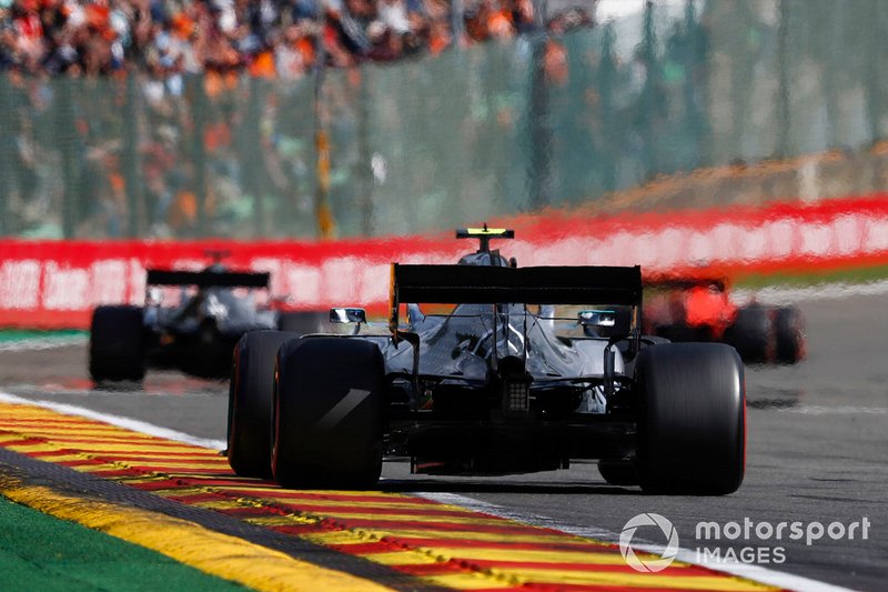 Lewis Hamilton, Mercedes AMG F1 W10, precede Valtteri Bottas, Mercedes AMG W10