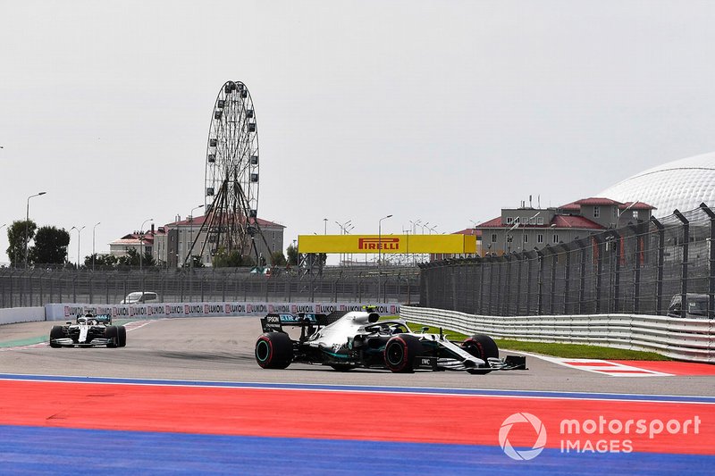 Valtteri Bottas, Mercedes AMG W10, precede Lewis Hamilton, Mercedes AMG F1 W10