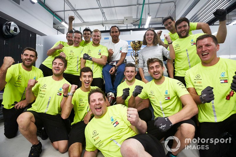 Lewis Hamilton, Mercedes AMG F1, 1st position, and the Mercedes team celebrate a perfect result