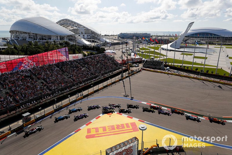 Carlos Sainz Jr., McLaren MCL34, Valtteri Bottas, Mercedes AMG W10, Lando Norris, McLaren MCL34, Sergio Perez, Racing Point RP19, Max Verstappen, Red Bull Racing RB15, Nico Hulkenberg, Renault F1 Team R.S. 19