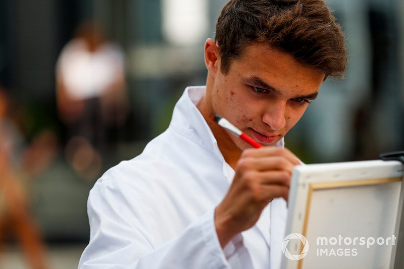 Lando Norris, McLaren dipinge per uno speciale TV