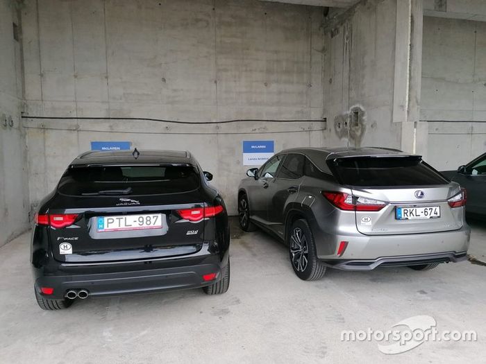 Los coches con los que llegaron los pilotos de McLaren a Hungaroring