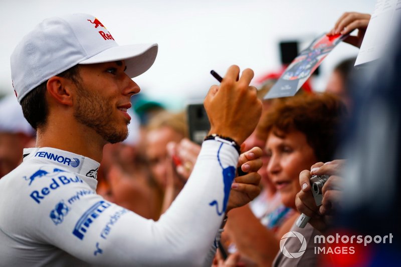 Pierre Gasly, Toro Rosso, signs autographs for fans