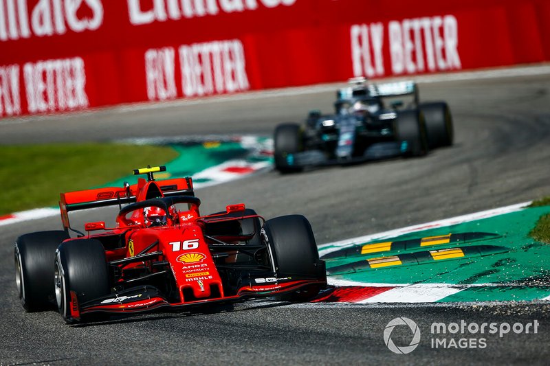 Charles Leclerc, Ferrari SF90 y Lewis Hamilton, Mercedes AMG F1 W10