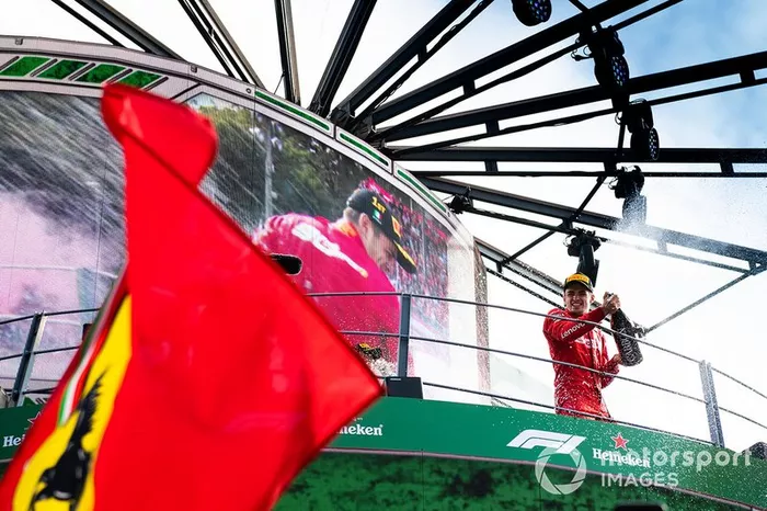 Charles Leclerc, Ferrari, primo classificato, festeggia con lo Champagne sul podio