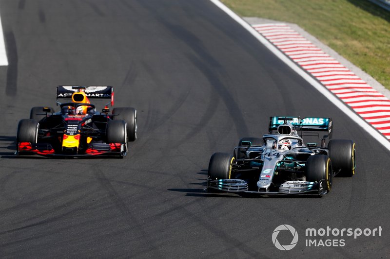 Lewis Hamilton, Mercedes AMG F1 W10 adelanta a Max Verstappen, Red Bull Racing RB15 para el liderato