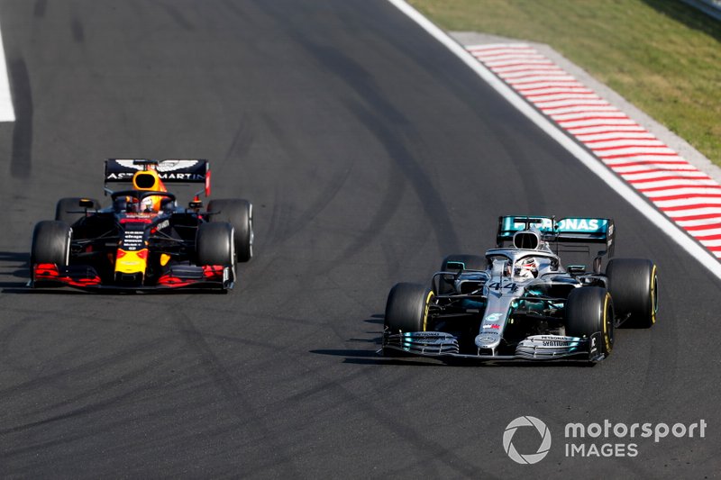 Lewis Hamilton ultrapassando Max Verstappen