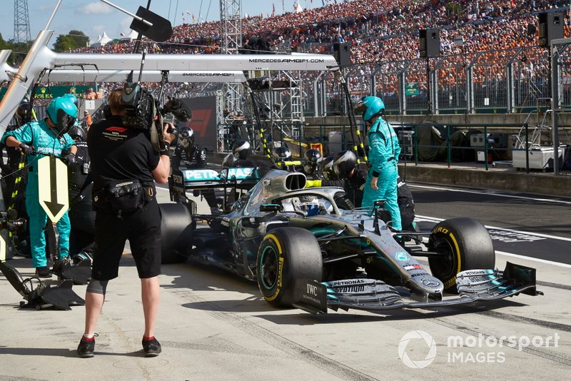 Valtteri Bottas, Mercedes AMG W10, fa un pit stop