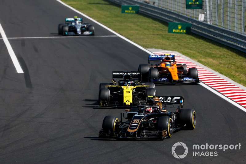 Kevin Magnussen, Haas F1 Team VF-19, Daniel Ricciardo, Renault F1 Team R.S.19