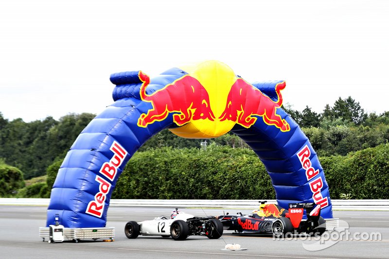 Макс Ферстаппен, Red Bull Racing RB8, и Такума Сато, Honda RA272