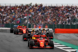 Sebastian Vettel, Ferrari SF90, precede Pierre Gasly, Red Bull Racing RB15, Max Verstappen, Red Bull Racing RB15, e Charles Leclerc, Ferrari SF90