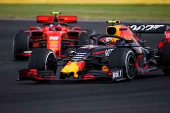 Pierre Gasly, Red Bull Racing RB15, en Charles Leclerc, Ferrari SF90