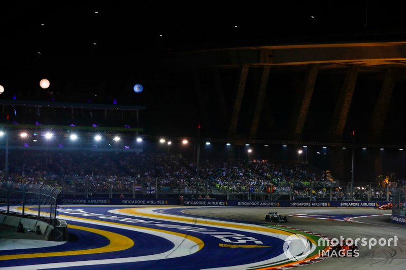 Charles Leclerc, Ferrari SF90, precede Lewis Hamilton, Mercedes AMG F1 W10