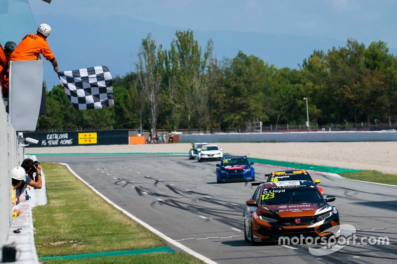Il vincitore della gara Daniel Lloyd, Brutal Fish Racing Team Honda Civic Type R