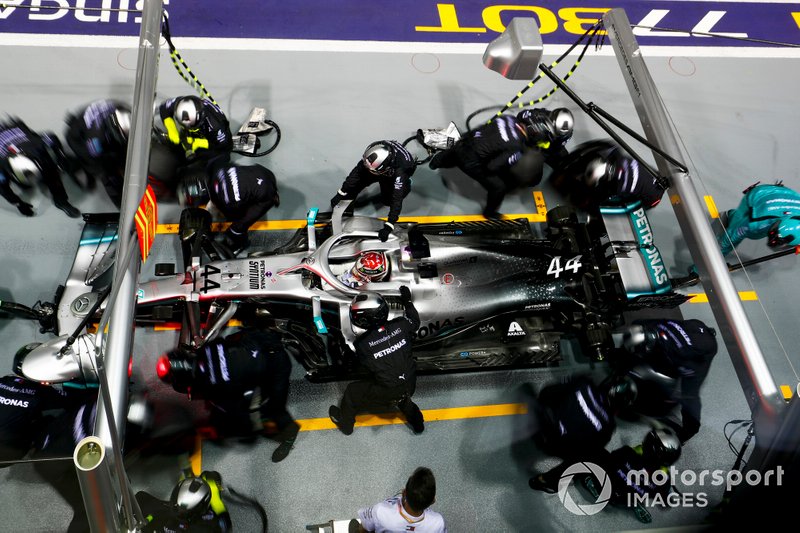 Lewis Hamilton, Mercedes AMG F1 W10 pit stop