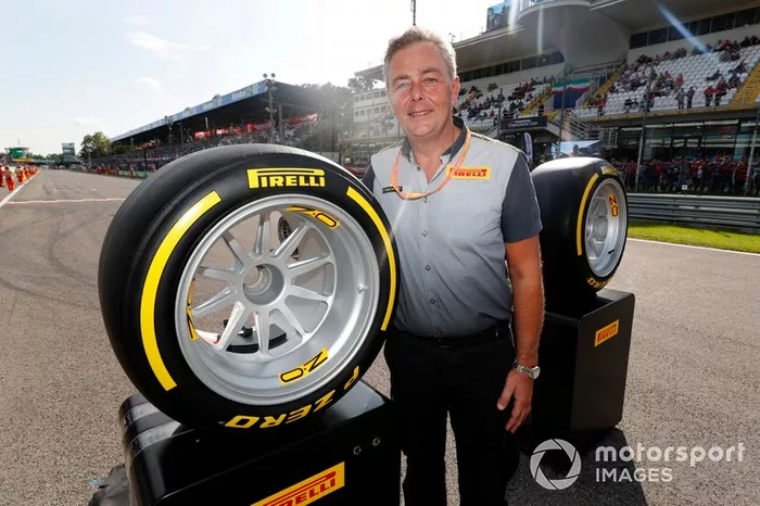 Jean Alesi prueba los nuevos neumáticos Pirelli de 18 pulgadas para las próximas temporada de F2 