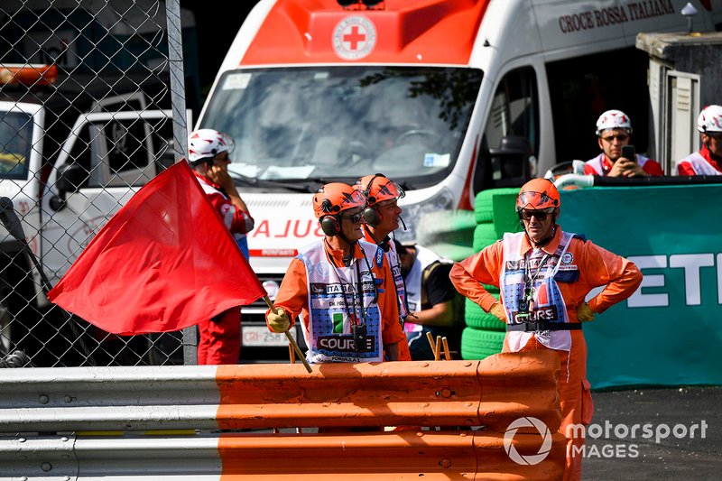 Marshal sventolano la bandiera rossa durante le qualifiche