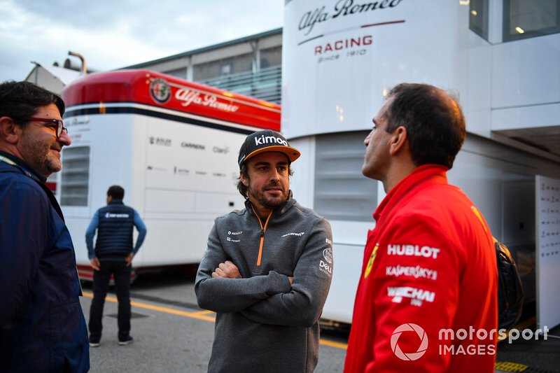 Fernando Alonso, McLaren, con Marc Gene, Ferrari