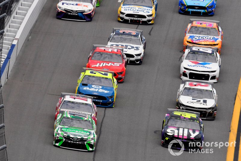 Kyle Busch, Joe Gibbs Racing, Toyota Camry Interstate Batteries and Jimmie Johnson, Hendrick Motorsports, Chevrolet Camaro Ally