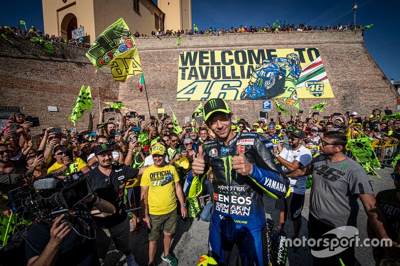 Valentino Rossi, Yamaha Factory Racing in de straten van Tavullia
