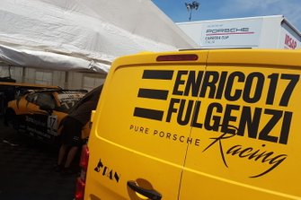 Furgone Enrico Fulgenzi Racing accanto al garage con la Porsche di Enrico Fulgenzi, Tsunami RT