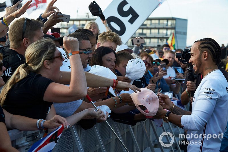 Lewis Hamilton, Mercedes AMG F1, firma autógrafos