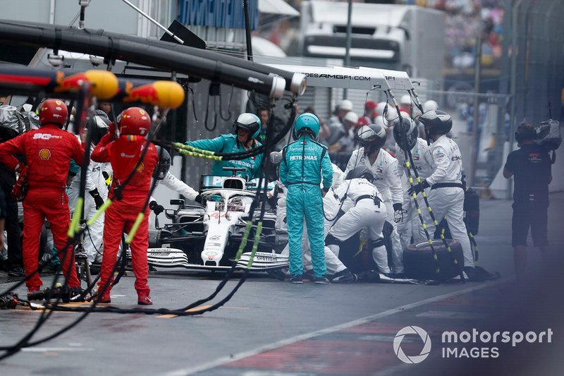 Lewis Hamilton, Mercedes AMG F1 W10 pit stop