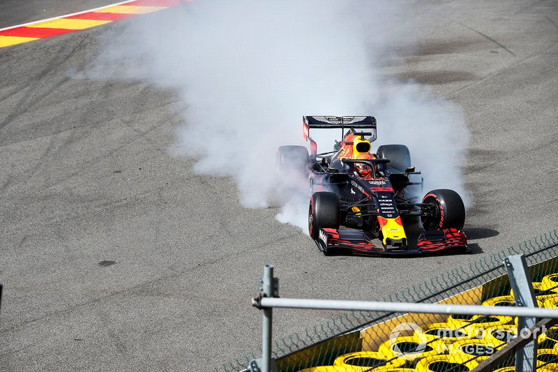 Verstappen escapa e bate na Eau Rouge