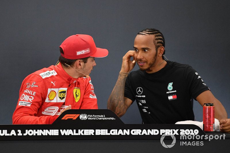 Pole man Charles Leclerc, Ferrari, e Lewis Hamilton, Mercedes AMG F1, alla conferenza stampa