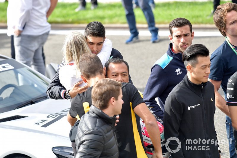 Esteban Ocon, Mercedes AMG F1, abraza a Alexa Quintin, Responsable de Medios y Comunicación de la FIA F2 y F3