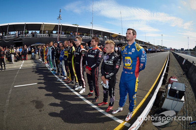 I piloti le cre e i membri dello staff della IndyCar series commemorano Anthonie Hubert
