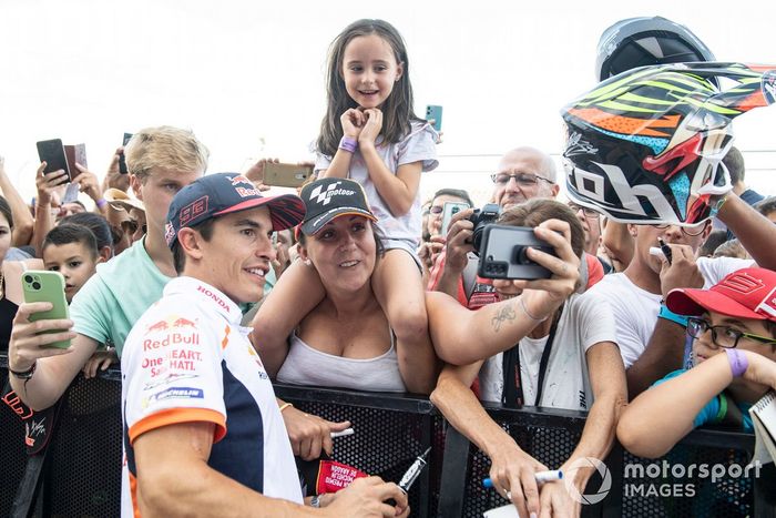 Marc Márquez, del equipo Repsol Honda, con los aficionados