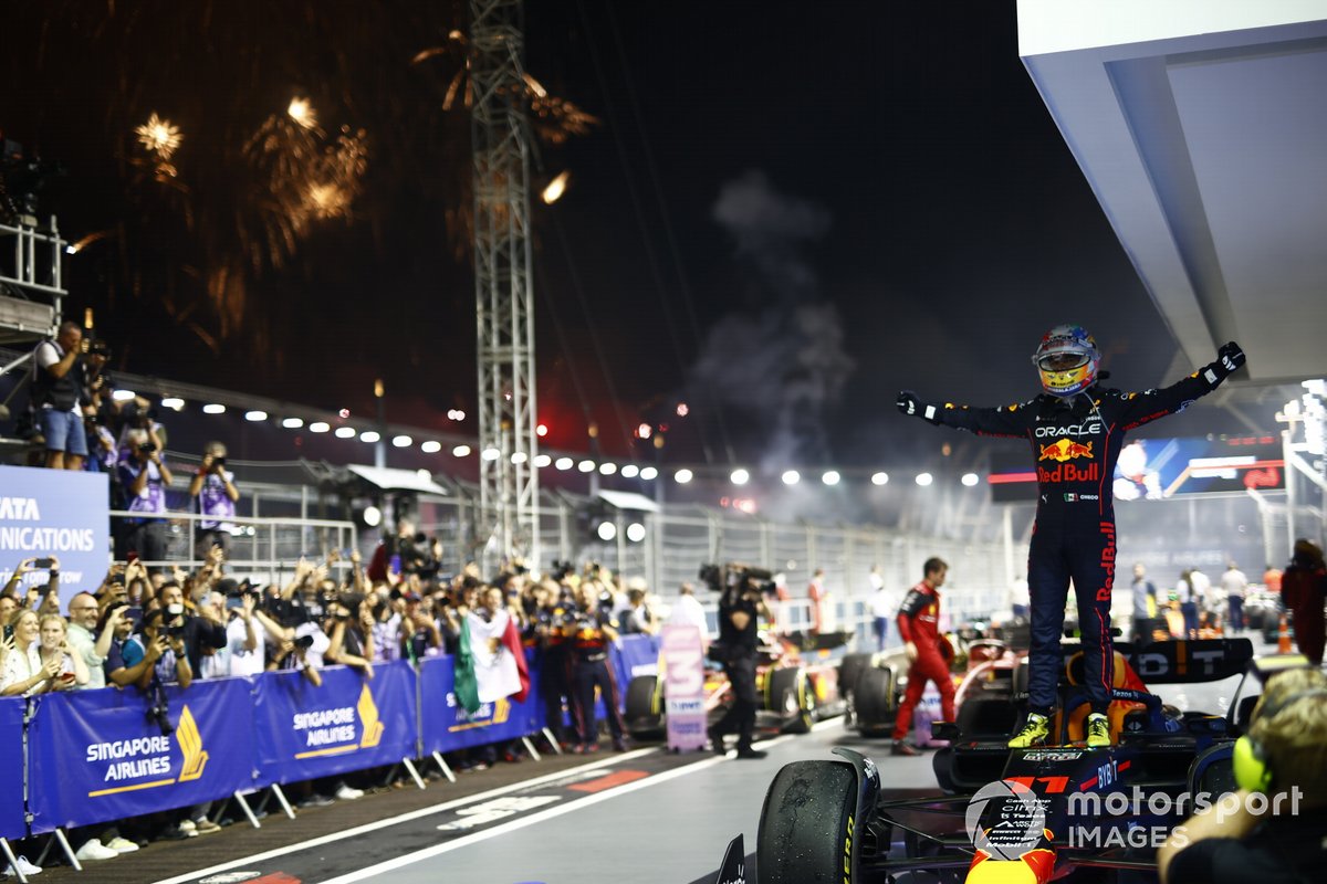 I fuochi d'artificio illuminano il cielo mentre Sergio Perez, Red Bull Racing, 1° posizione, festeggia al Parco delle Ferme