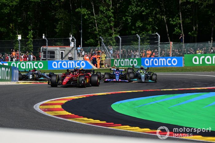 Carlos Sainz, Ferrari F1-75, mientras Lewis Hamilton, Mercedes W13 y Fernando Alonso, Alpine A522, hacen contacto