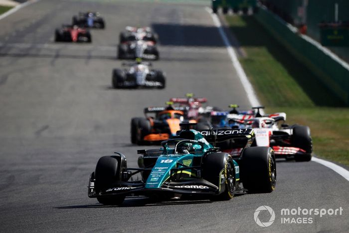 Lance Stroll, Aston Martin AMR22, Kevin Magnussen, Haas VF-22