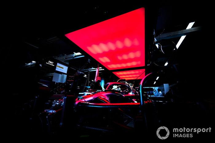 Un Mercedes W13 en el garaje del equipo