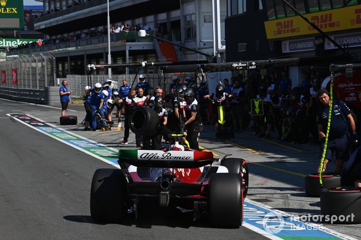 Zhou Guanyu, Alfa Romeo C42, hace una parada en boxes durante la FP3