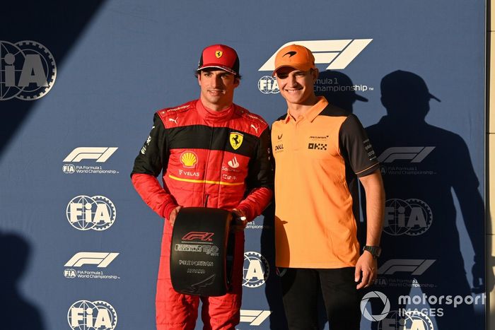 El hombre de la pole Carlos Sainz, Ferrari, recibe el premio Pirelli Pole Position de manos de Alex Palou, McLaren