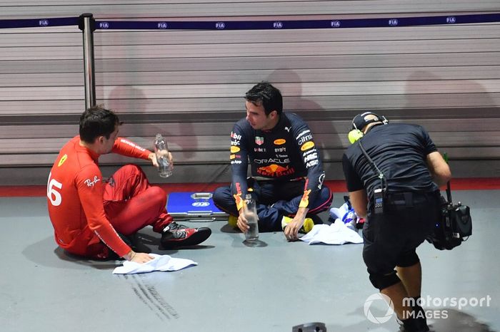 Charles Leclerc, Ferrari, 2ª posición, Sergio Pérez, Red Bull Racing, 1ª posición, charla tras la carrera