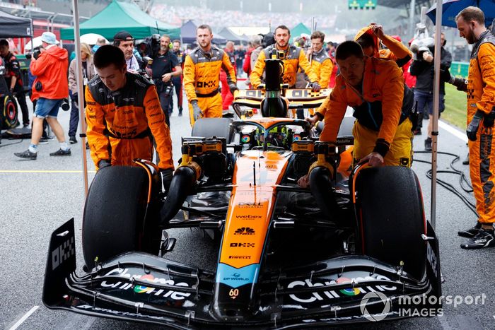 Lando Norris, McLaren MCL60, en la parrilla del Sprint