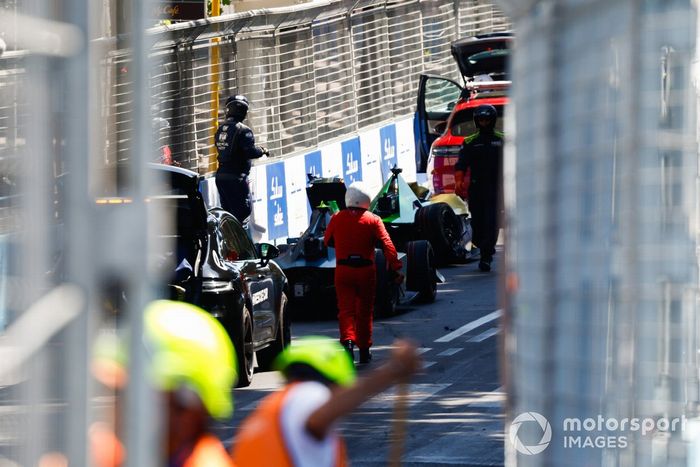 Los comisarios asisten tras una fuerte caída en la 9ª vuelta