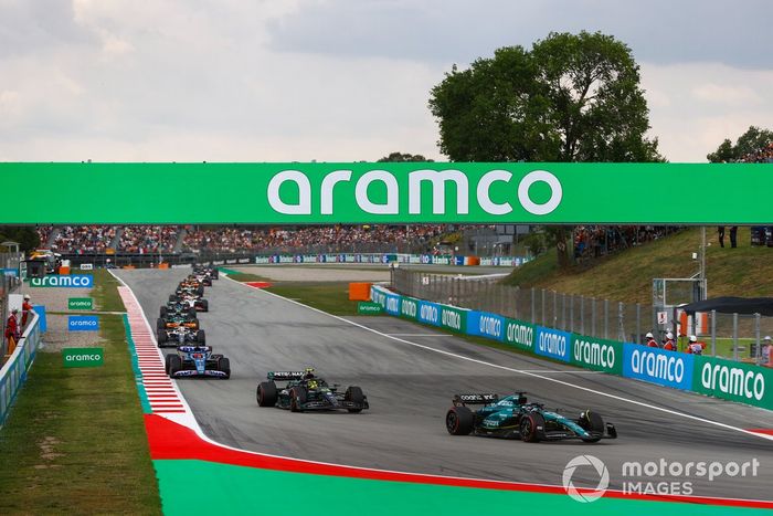 Lance Stroll, Aston Martin AMR23, Lewis Hamilton, Mercedes F1 W14, Esteban Ocon, Alpine A523, el resto del en la vuelta de formación.