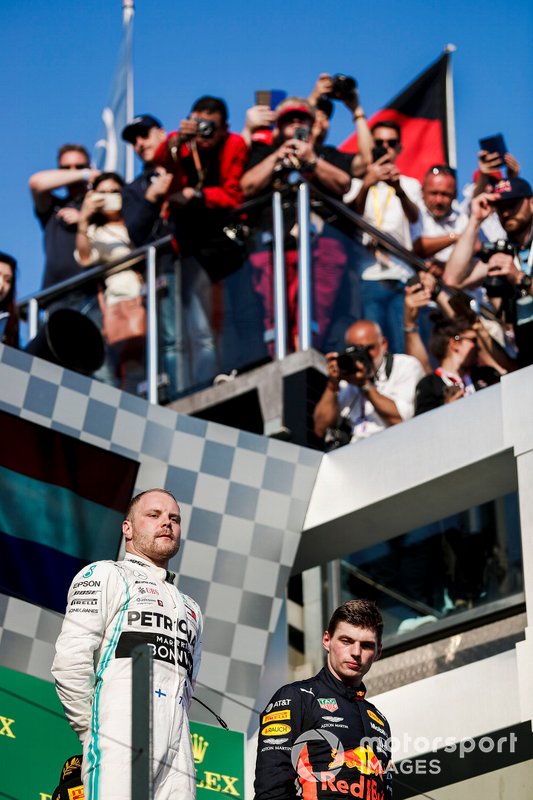 Valtteri Bottas, Mercedes AMG F1 y Max Verstappen, Red Bull Racing