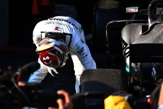 Le deuxième, Lewis Hamilton, Mercedes AMG F1, dans le Parc Fermé