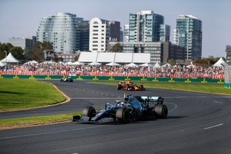 Lewis Hamilton, Mercedes AMG F1 W10, voor Max Verstappen, Red Bull Racing RB15