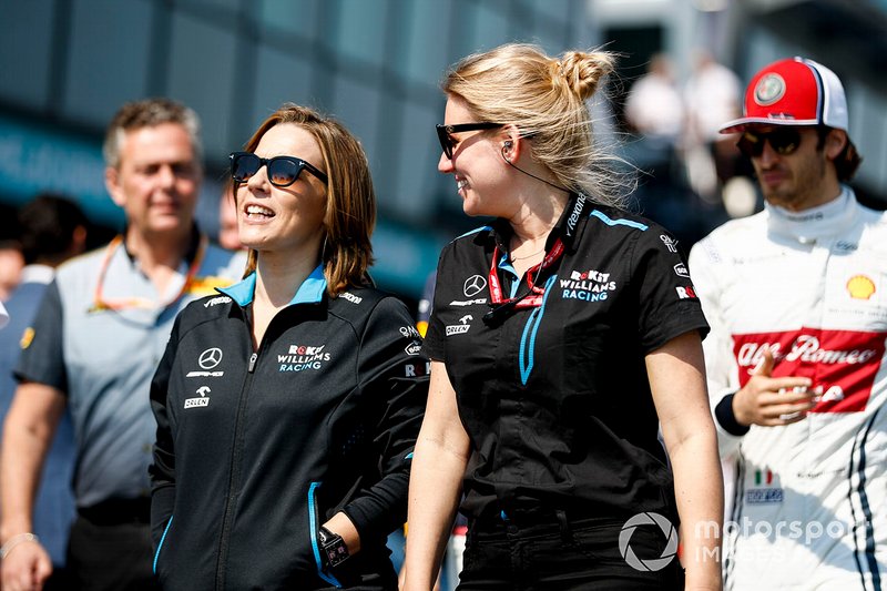 Claire Williams, Vice Team Principal, Williams Racing con Sophie Ogg, Capo delle Comunicazioni F1 per la Williams Racing