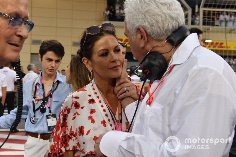 Mansour Ojjeh, co-proprietario, McLaren, Catherine Zeta Jones e Lawrence Stroll, in griglia di partenza