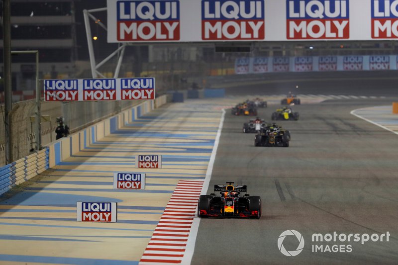 Max Verstappen, Red Bull Racing RB15, precede Kevin Magnussen, Haas F1 Team VF-19