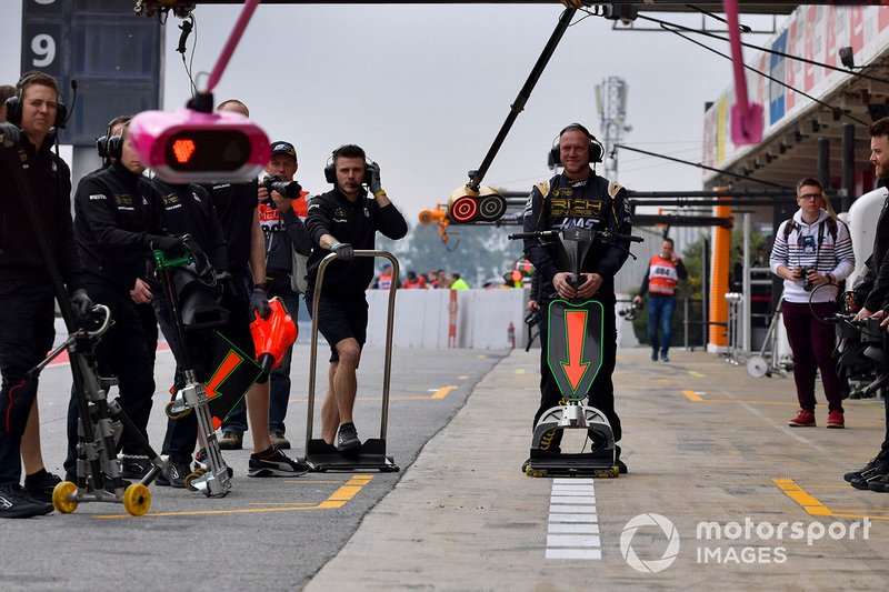 The Haas team prepares for a pit stop