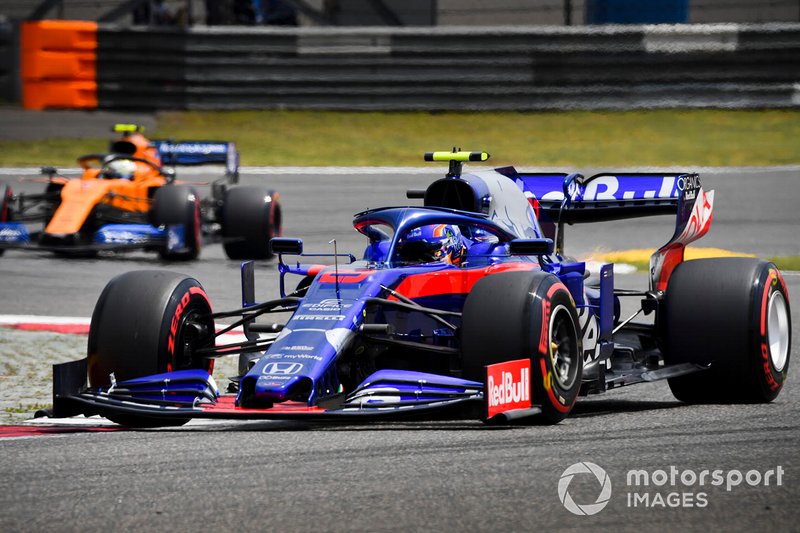 Alexander Albon, Toro Rosso STR14, leads Lando Norris, McLaren MCL34